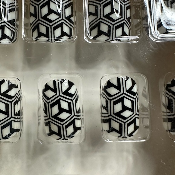 🩷5/$10 Black and White Fashion Nails - Picture 3 of 5